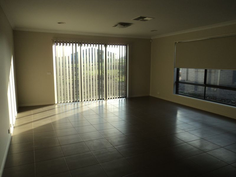 13 Hackney Circuit, Cranbourne East VIC 3977