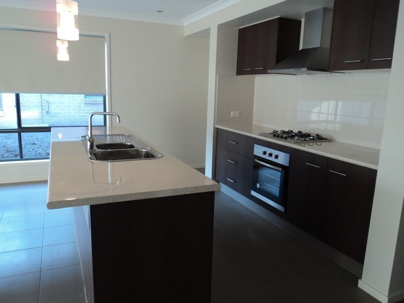 13 Hackney Circuit, Cranbourne East VIC 3977