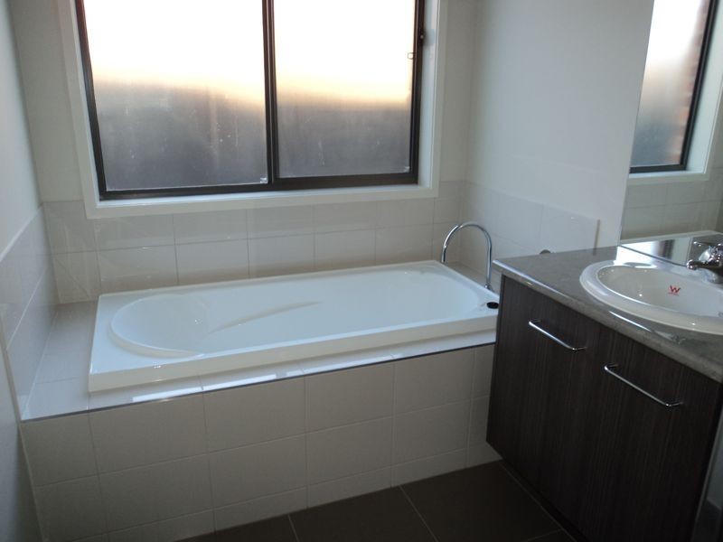 13 Hackney Circuit, Cranbourne East VIC 3977