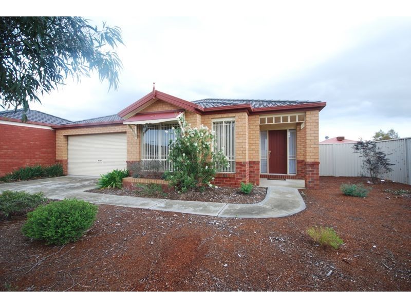 10 Manor Court, Cranbourne East VIC 3977