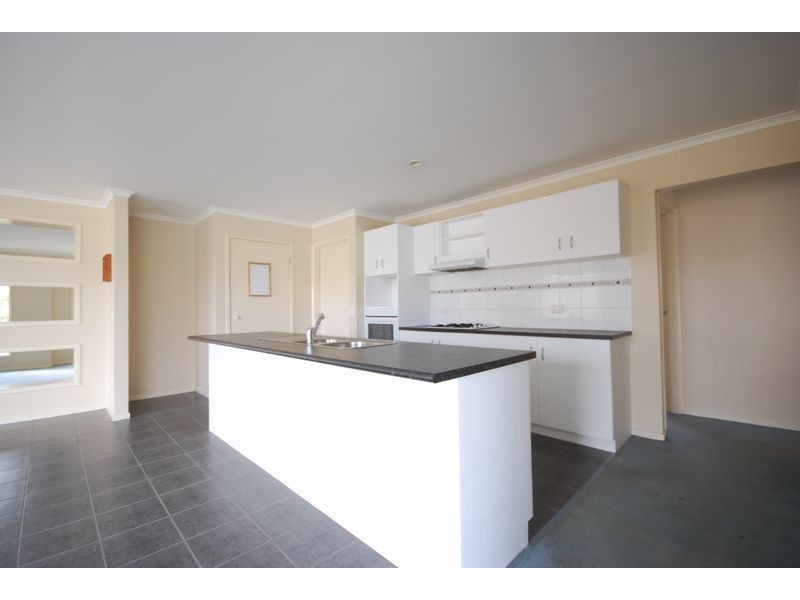 10 Manor Court, Cranbourne East VIC 3977