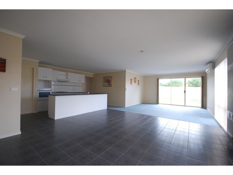 10 Manor Court, Cranbourne East VIC 3977