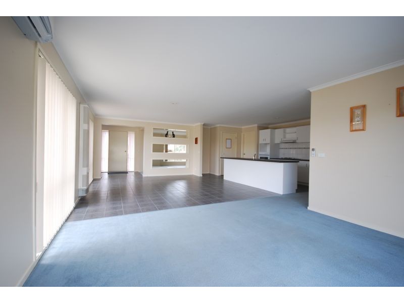 10 Manor Court, Cranbourne East VIC 3977