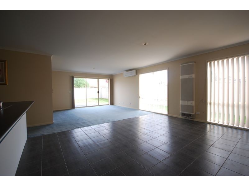 10 Manor Court, Cranbourne East VIC 3977