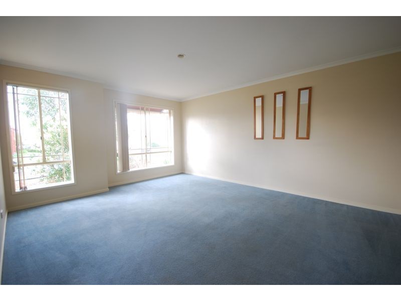 10 Manor Court, Cranbourne East VIC 3977