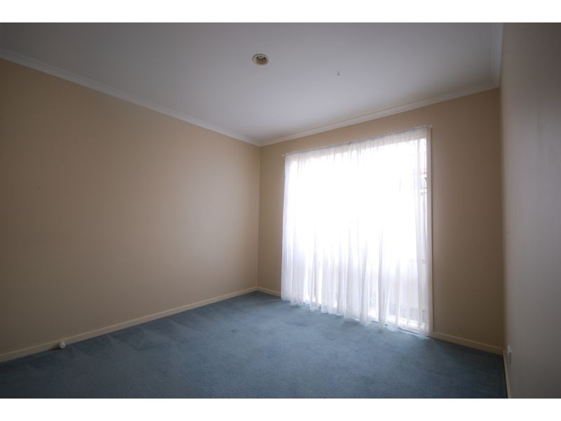 10 Manor Court, Cranbourne East VIC 3977