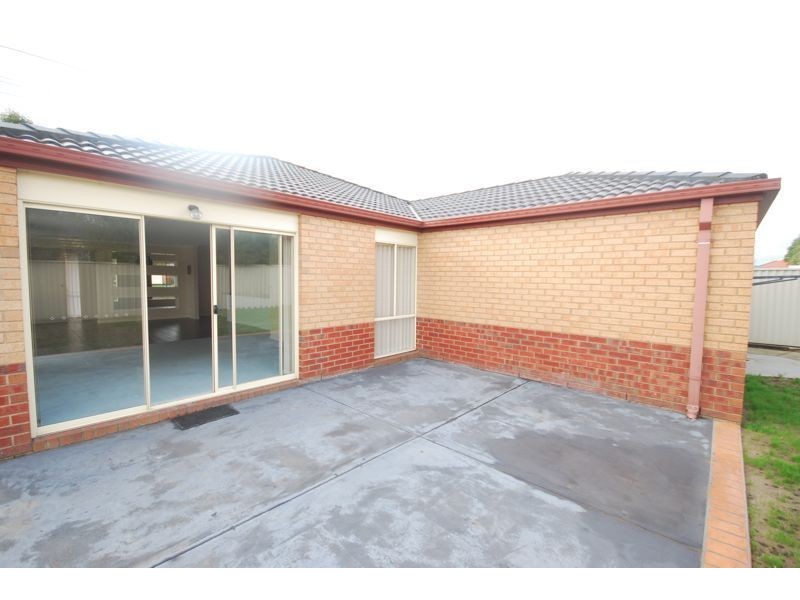 10 Manor Court, Cranbourne East VIC 3977