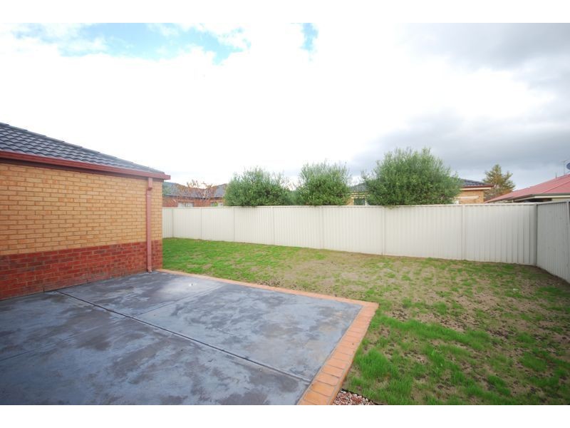 10 Manor Court, Cranbourne East VIC 3977