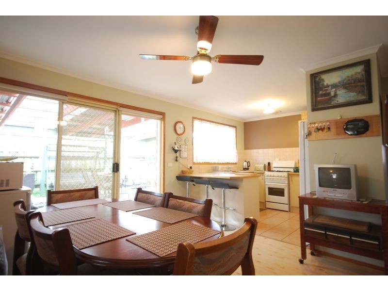 33 Samantha Crescent, Cranbourne North VIC 3977