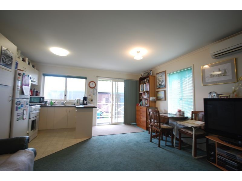 33 Samantha Crescent, Cranbourne North VIC 3977