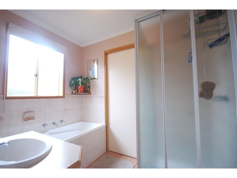 33 Samantha Crescent, Cranbourne North VIC 3977