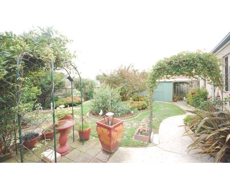 33 Samantha Crescent, Cranbourne North VIC 3977