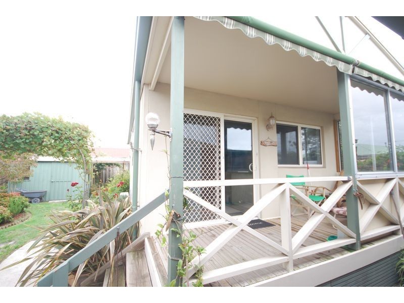 33 Samantha Crescent, Cranbourne North VIC 3977