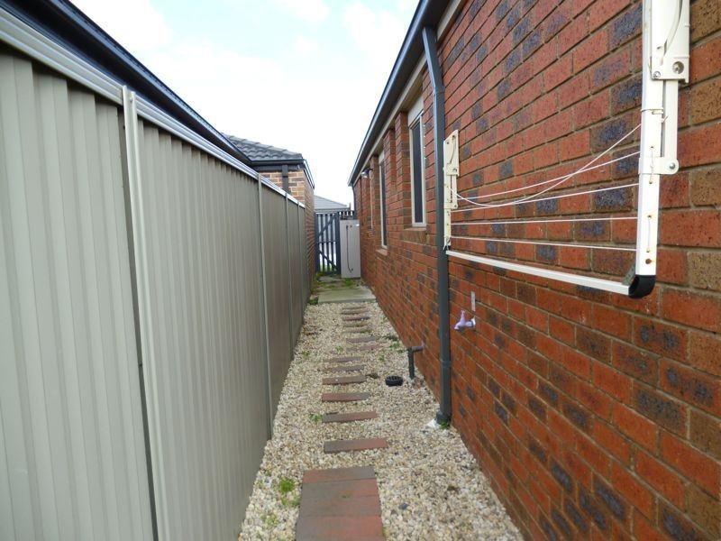 10 Tyndall Street, Cranbourne East VIC 3977