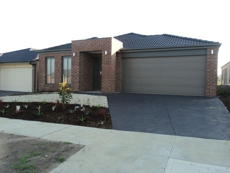 13 Hackney Circuit, Cranbourne East VIC 3977