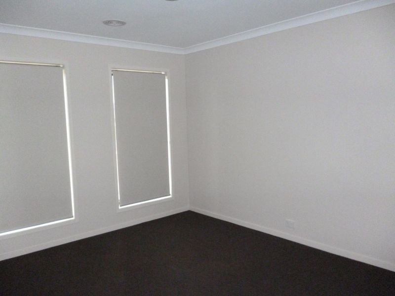 13 Hackney Circuit, Cranbourne East VIC 3977