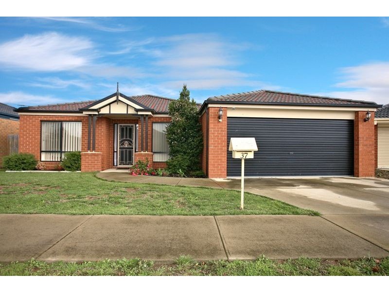 37 Bellbrae Crescent, Cranbourne West VIC 3977