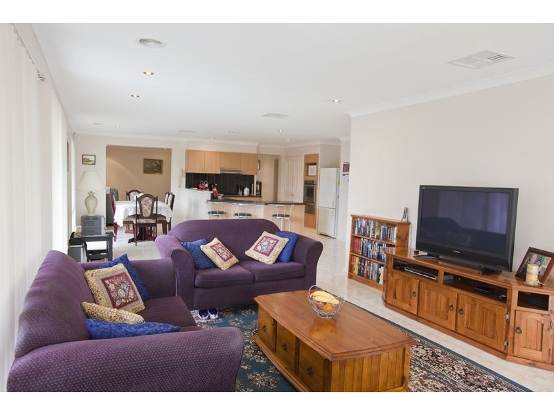 37 Bellbrae Crescent, Cranbourne West VIC 3977