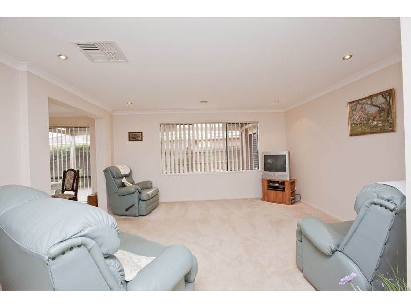 37 Bellbrae Crescent, Cranbourne West VIC 3977