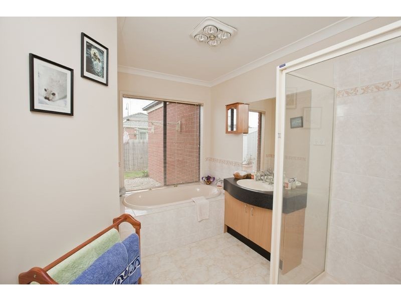 37 Bellbrae Crescent, Cranbourne West VIC 3977