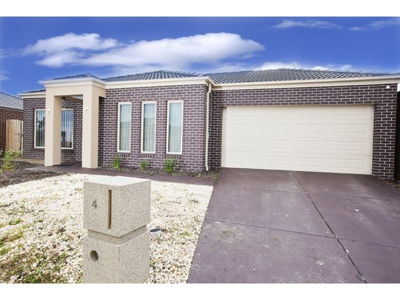 4 Kirwan Drive, Cranbourne East VIC 3977