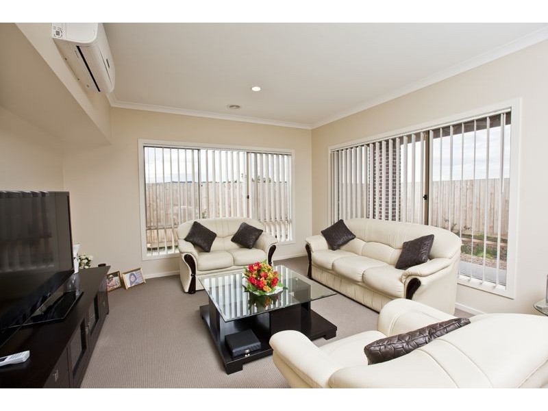 4 Kirwan Drive, Cranbourne East VIC 3977