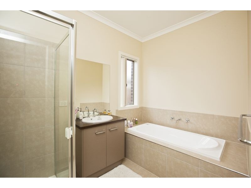 4 Kirwan Drive, Cranbourne East VIC 3977