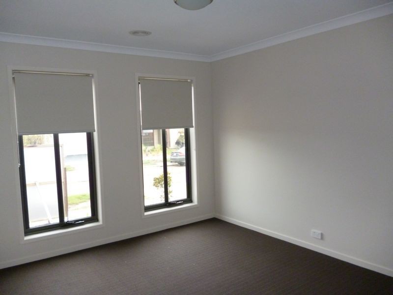 13 Hackney Circuit, Cranbourne East VIC 3977