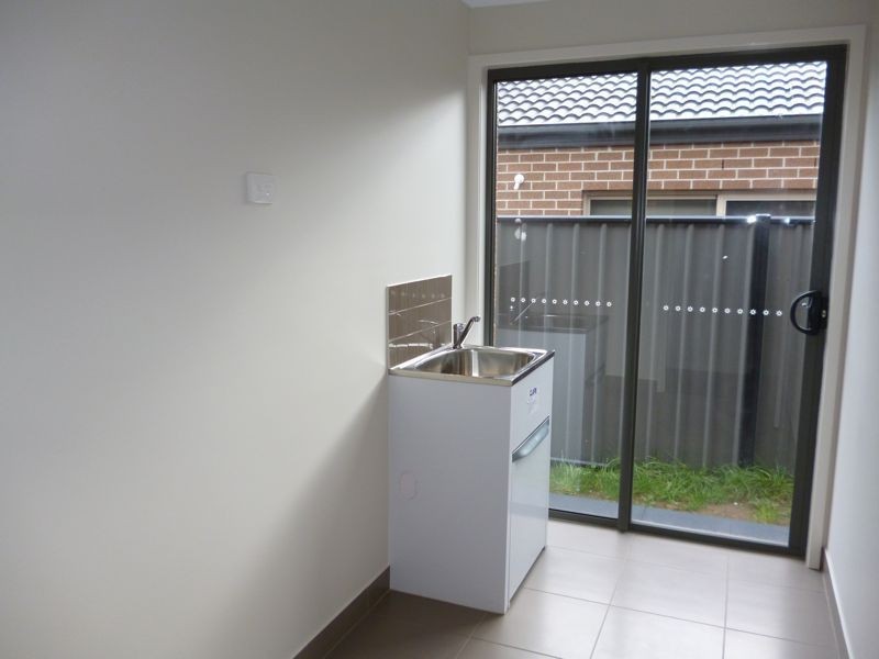 13 Hackney Circuit, Cranbourne East VIC 3977