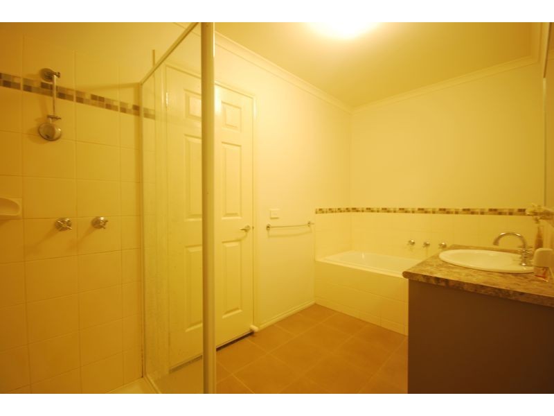 1/42 Greenaway Terrace, Cranbourne East VIC 3977