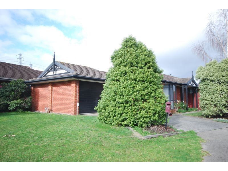 2 Fishburn Place, Cranbourne West VIC 3977