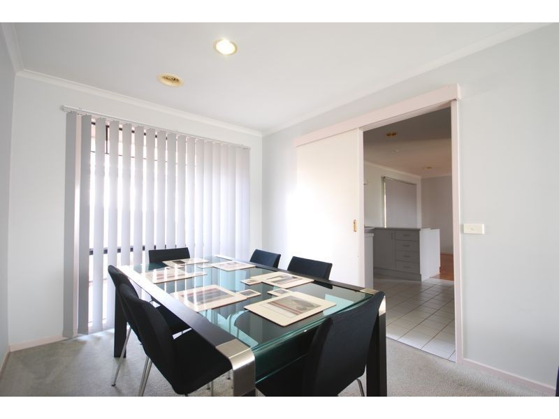 2 Fishburn Place, Cranbourne West VIC 3977