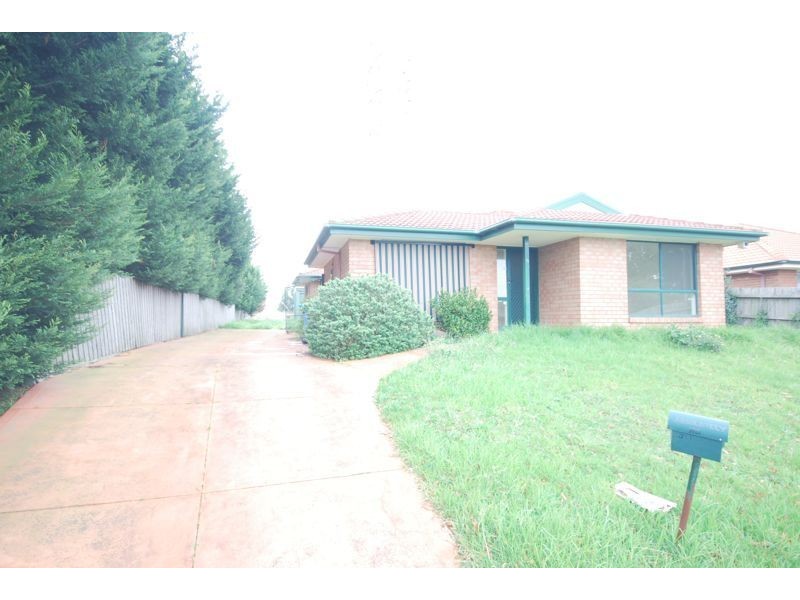 56 Scarborough Avenue, Cranbourne West VIC 3977