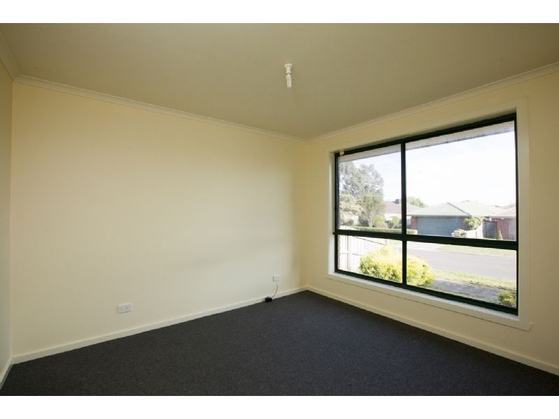 56 Scarborough Avenue, Cranbourne West VIC 3977