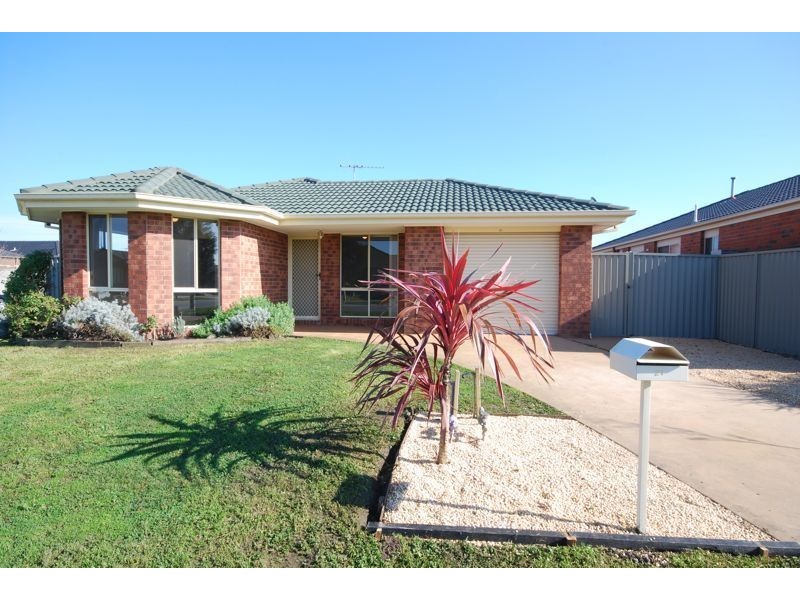 21 Tyndall Street, Cranbourne East VIC 3977