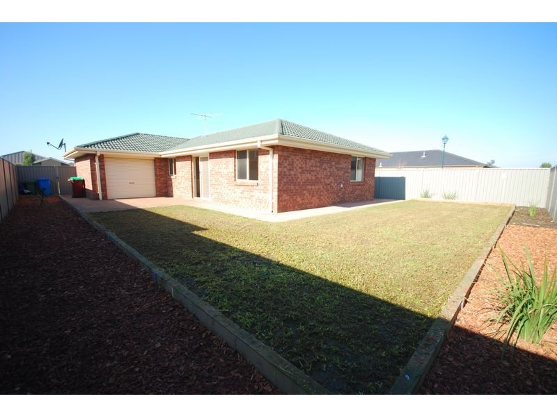 21 Tyndall Street, Cranbourne East VIC 3977