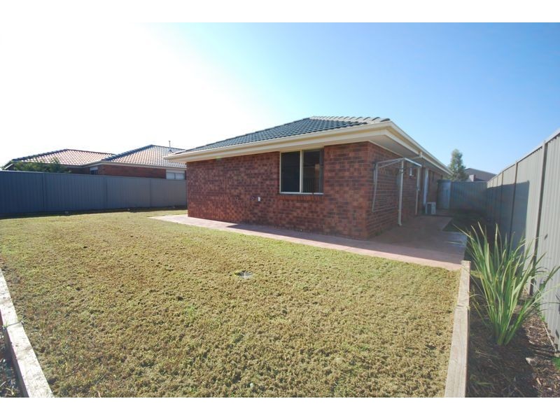 21 Tyndall Street, Cranbourne East VIC 3977