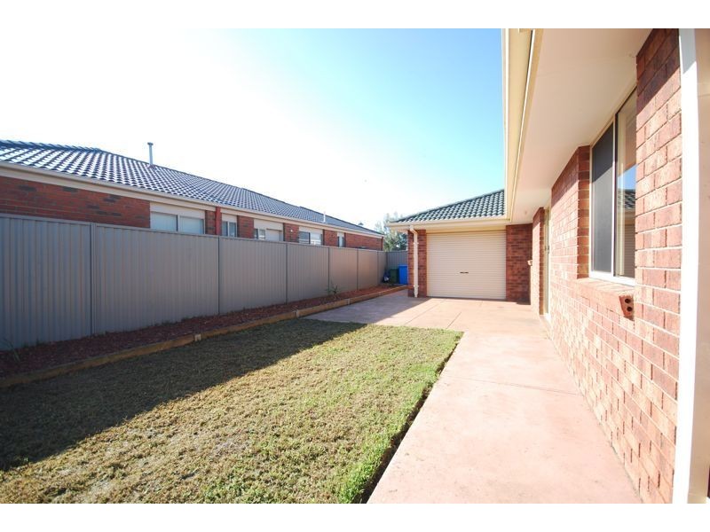 21 Tyndall Street, Cranbourne East VIC 3977