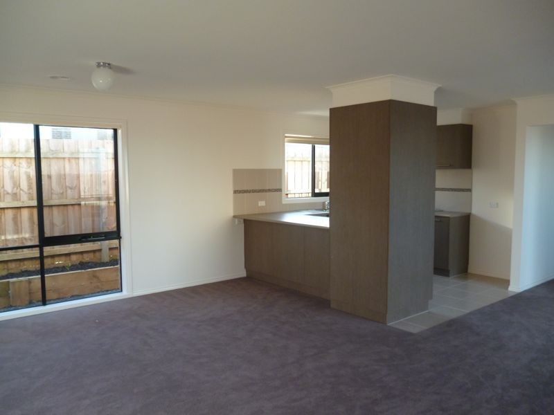 2/107 Army Road, Pakenham VIC 3810