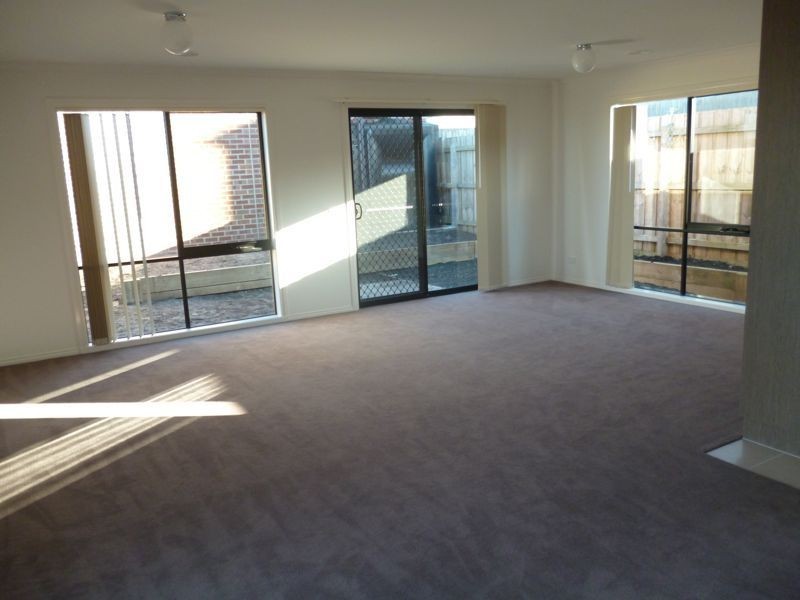 2/107 Army Road, Pakenham VIC 3810