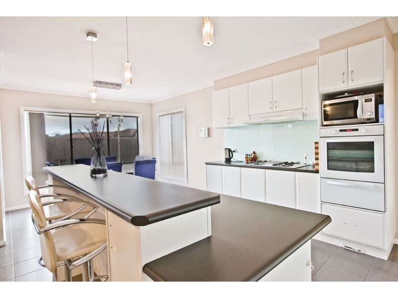 2 Ogle Way, Cranbourne North VIC 3977