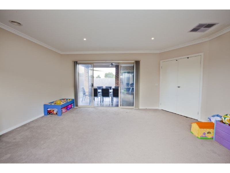 2 Ogle Way, Cranbourne North VIC 3977