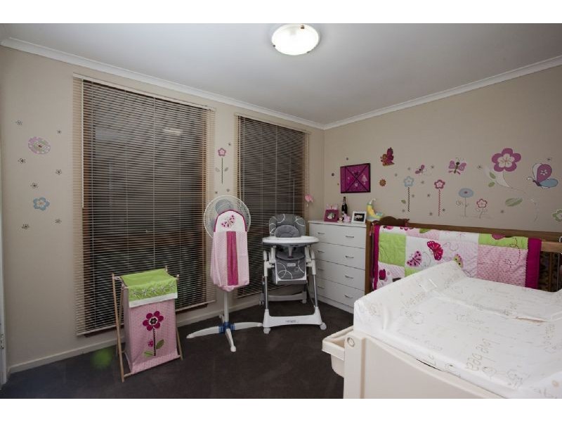 2/7 BANKS ROAD, Cranbourne VIC 3977