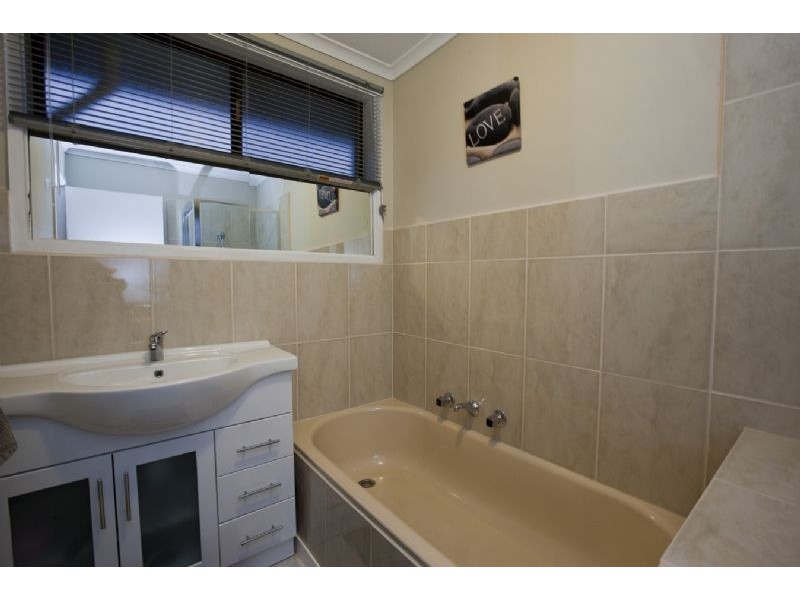 2/7 BANKS ROAD, Cranbourne VIC 3977