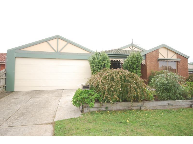 33 Samantha Crescent, Cranbourne North VIC 3977