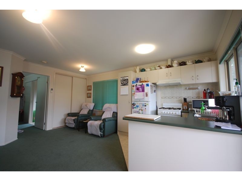33 Samantha Crescent, Cranbourne North VIC 3977