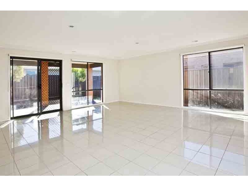 5 Perry Circuit, Cranbourne North VIC 3977