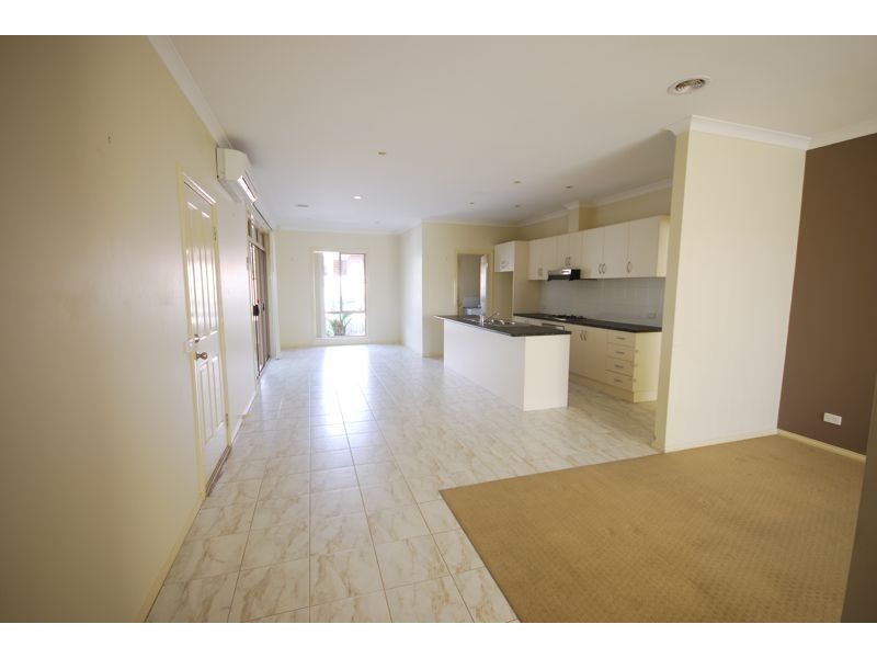 1/2 Duff Street, Cranbourne VIC 3977