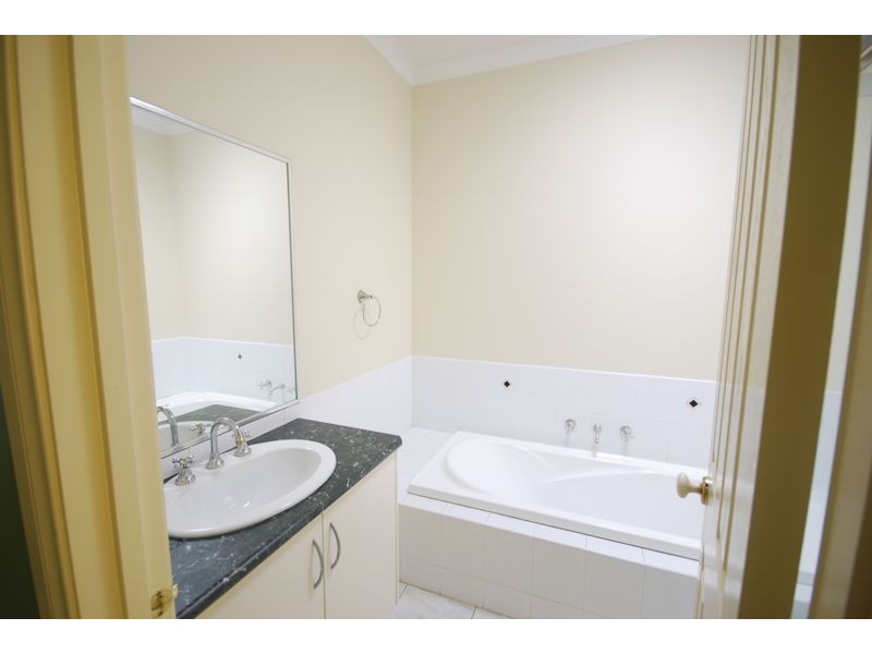 1/2 Duff Street, Cranbourne VIC 3977