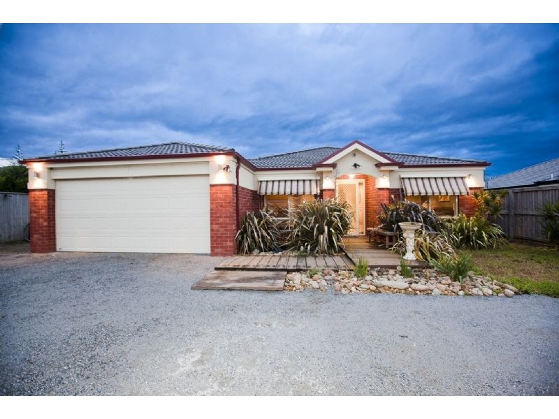 16 Dryandra Place, Cranbourne VIC 3977